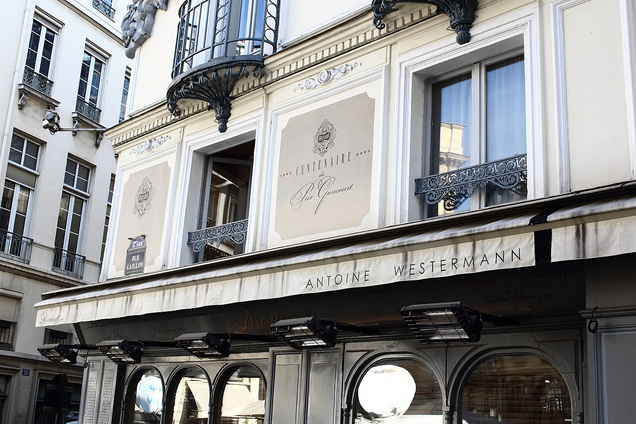 Fachada do restaurante Drouant, em Paris, com o painel do centenário do Prêmio Goncourt